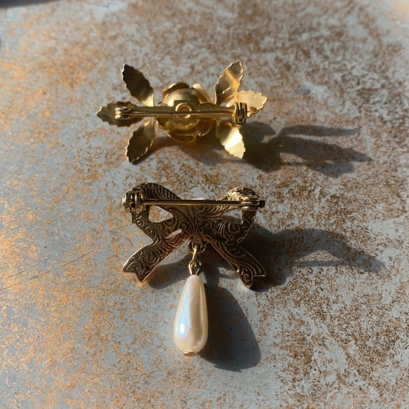 Two Vintage Rose Faux Pearl Brooches - Picture 4 of 7